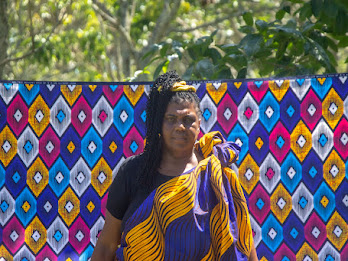 Ex aluna do curso Confraria dos Pontos Miria Nascimento vestida no figurino africano