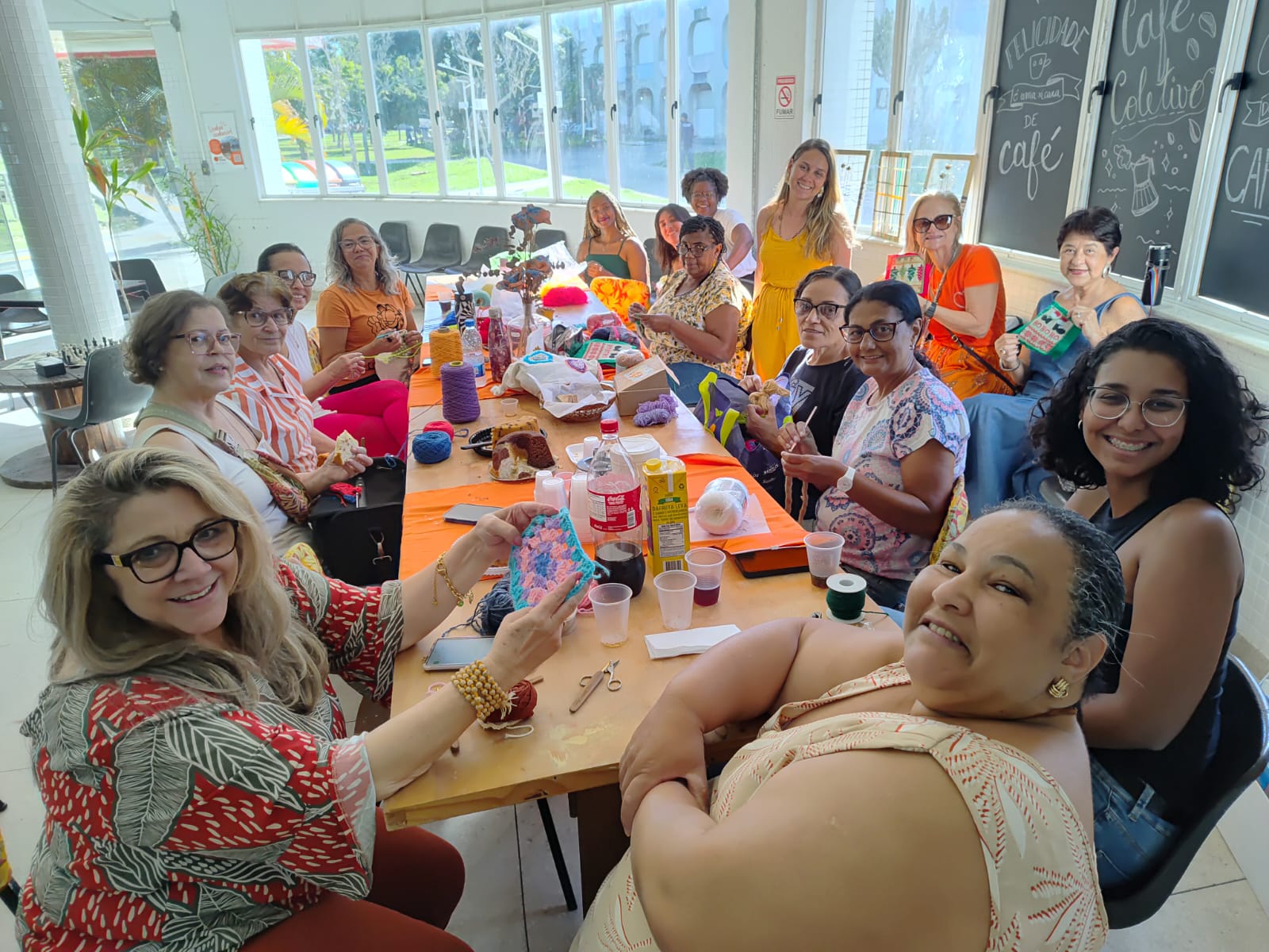 Artesãs da Itep reunidas na confecão dos quadradinhos para Montagem da Ávore de Natal