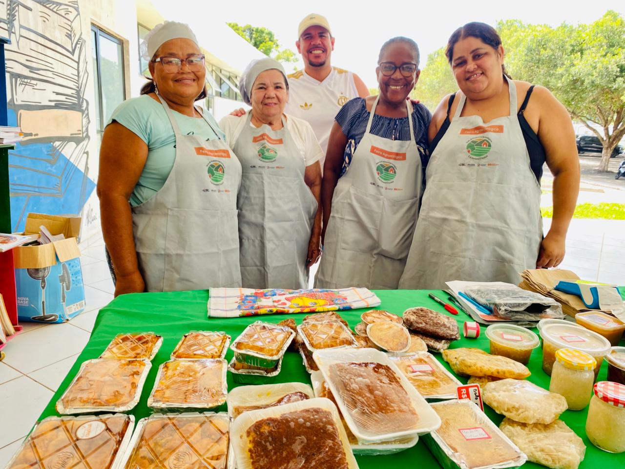 Produtores Rurais comercializando alimentos produzidos de forma agroecologia