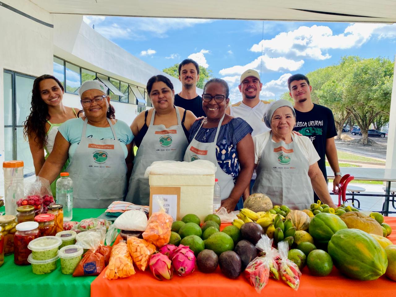 Equipe da Agroecologia na realização da  Feira no RU